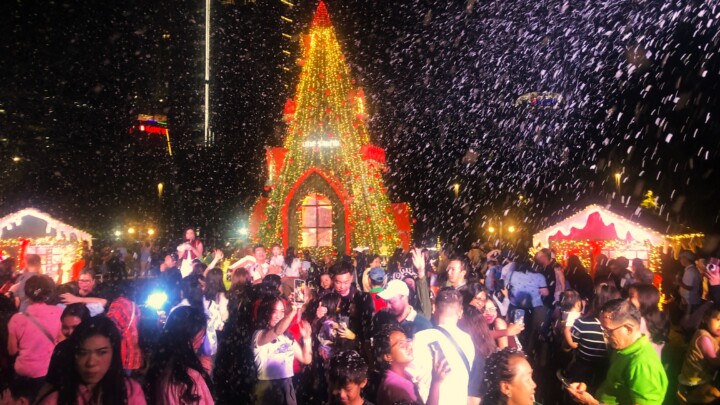 Penyalaan Pohon Natal Buka Festive Season Series One Satrio