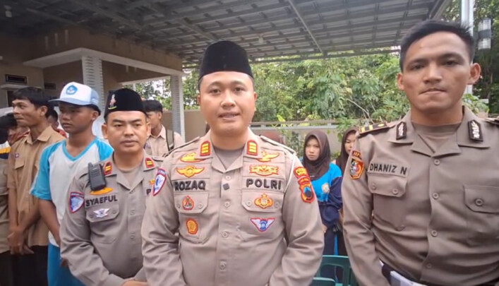 Kasatlantas Polres Brebes AKP A. Zainurrozaq (tengah) menjelaskan untuk menekan laka lantas Satlantas gencar sosialisasi kepada masyarakat dan pelajar Fot: Beritakota.id