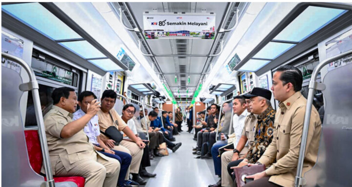 Presiden Prabowo Subianto hadir meninjau langsung pelayanan transportasi publik yang menjadi nadi mobilitas warga Jakarta di Stasiun Manggarai pada Selasa, 4 November 2025. (Foto: Setpres)