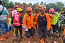 Tim Relawan dan DMC Dompet Dhuafa Sisir Pencarian Korban Longsor