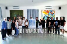 Umbara Brothers Film & VMS Studio menghadirkan adaptasi layar lebar dari film pendek viral "Keluarga Suami adalah Hama,"