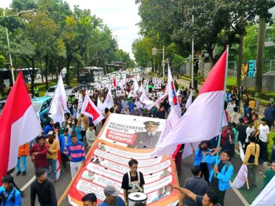 Koalisi Sipil Masyarakat Anti Korupsi (KOSMAK) menggelar aksi unjuk rasa besar di kawasan Monumen Nasional (Monas), Jakarta Pusat, pada Rabu (12/11/2025)