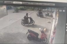 Motor Raib dalam Hitungan Detik, Aksi Dua Pencuri di Songgom Brebes Terekam CCTV