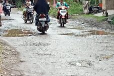 Jalan Pengabean-Limbangan Losari Rusak Dikeluhkan Warga