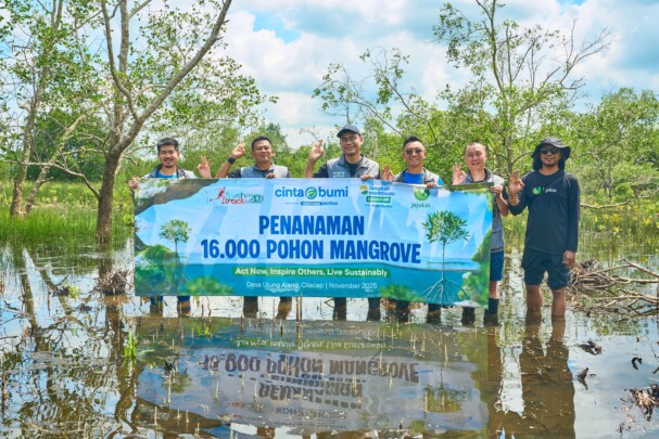 Langkah Membumi; Tanam 16.000 Mangrove untuk Bumi Pulih