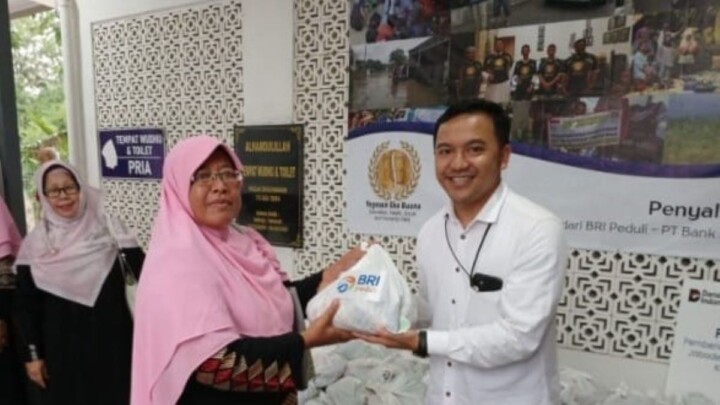 BRI Cibubur Salurkan Paket Sembako Untuk Masyarakat