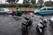 Banjir ‘Ritual Musiman’ di Pasar Minggu: Warga Kecewa Drainase Tak Kunjung Dibersihkan