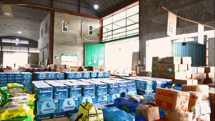 Bantuan kebutuhan pokok disiapkan di Gateway J&T Cargo Medan sebelum didistribusikan ke wilayah terdampak banjir dan longsor di Aceh