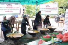 Dompet Dhuafa – Jamaah Masjid Al-Anshor Kirim 700 Paket Rendang untuk Korban Banjir Aceh
