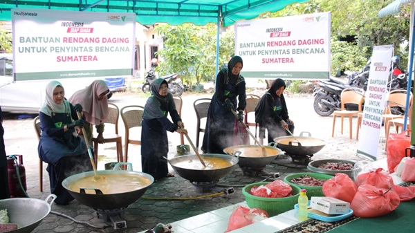 Dompet Dhuafa – Jamaah Masjid Al-Anshor Kirim 700 Paket Rendang untuk Korban Banjir Aceh