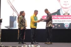 Panglima TNI Agus Subiyanto Raih Pena Mas Forum Pimred Multimedia di Hari Bela Negara 2025