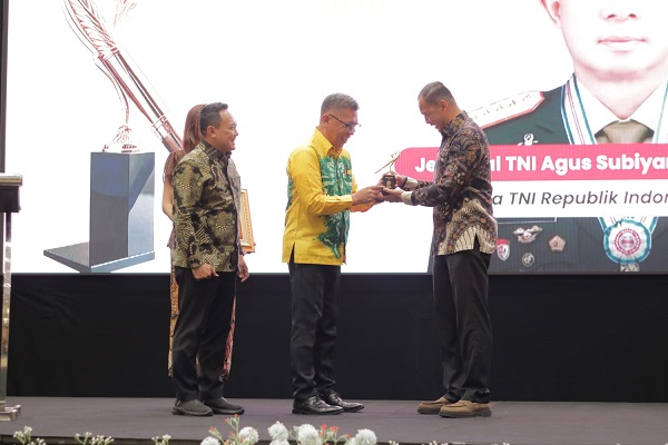 Panglima TNI Agus Subiyanto Raih Pena Mas Forum Pimred Multimedia di Hari Bela Negara 2025