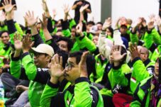 GoTo Distribusikan Rompi Khusus untuk Driver Tunarungu