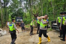 Ikut Angkat Semen, AKBP Lilik Bantu Warga Perbaiki Jembatan Cibiuk