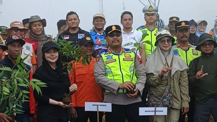 Mitigasi Longsor dan Pemulihan Ekosistem, Bupati Paramitha Tanam 1000 Pohon di Paguyangan