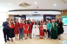 Christmas Carol RS Premier Jatinegara Hadirkan Kehangatan Natal