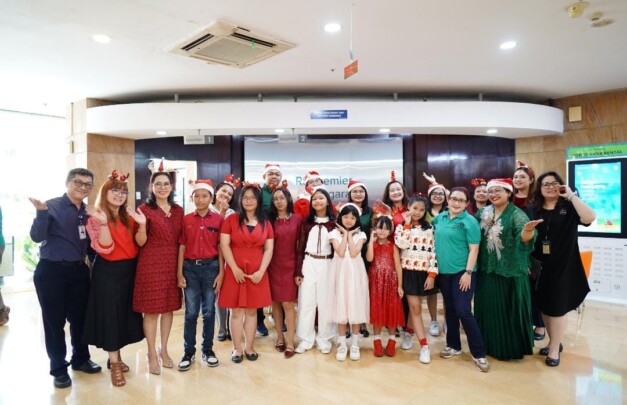 Christmas Carol RS Premier Jatinegara Hadirkan Kehangatan Natal