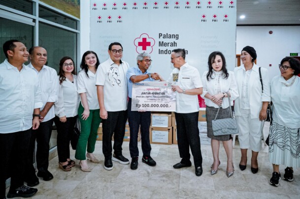 PERADI SAI Serahkan Donasi Tanggap Bencana Sebesar Rp 100 Juta kepada PMI Pusat