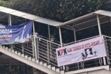 Dukung Penegakan Hukum, E-Maskot Pasang Spanduk “KPK Kami Tunggu di Kota Bekasi”