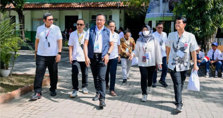 EVP Telkom Regional II Edie Kurniawan saat melakukan kunjungan ke SMP Negeri 4 Kota Bekasi dalam rangka acara peluncuran Program Digitalisasi Pembelajaran untuk Indonesia Cerdas