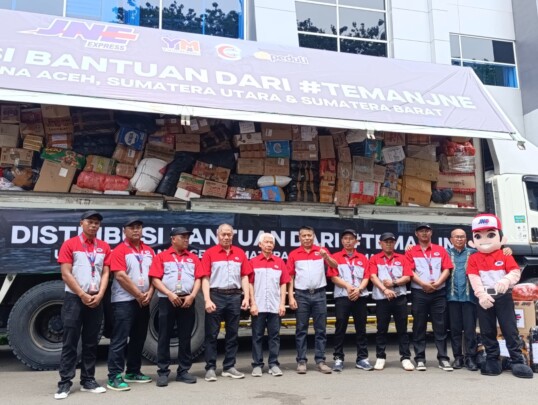 Para driver JNE siap berangkatkan bantuan ke Sumatra