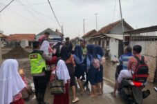 Banjir Rob Rendam Rumah dan Jalan, Aksi Anggota Polsek Losari Brebes Antar Siswa ke Sekolah