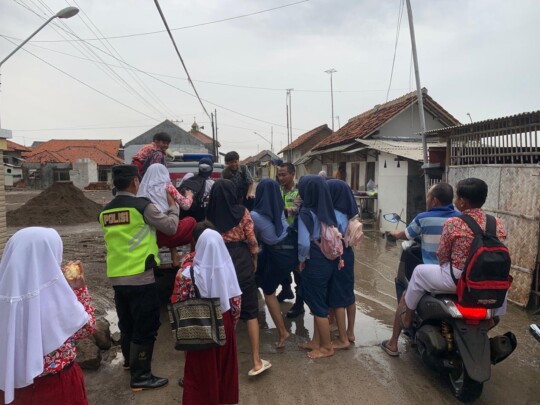 Banjir Rob Rendam Rumah dan Jalan, Aksi Anggota Polsek Losari Brebes Antar Siswa ke Sekolah