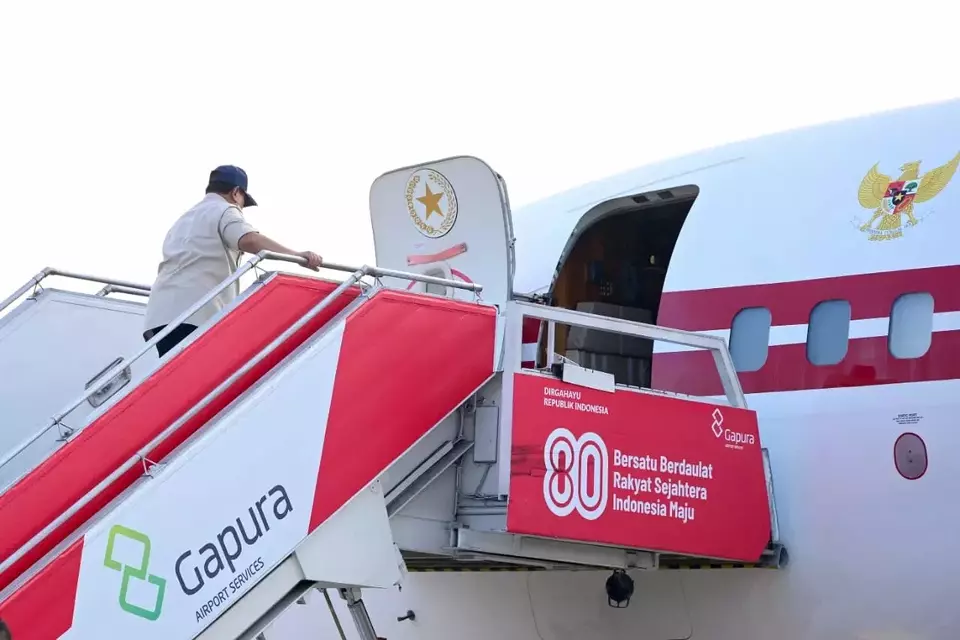 Presiden Prabowo Subianto berangkat dari Pangkalan TNI AU Halim Perdanakusuma, Jakarta, Senin 1 Desember 2025 untuk meninjau langsung korban banjir dan longsor di Sumatera. (BPMI Sekretariat Presiden/Sekretariat Presiden)