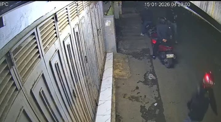 Aksi Komplotan Pencuri Motor di Saditan Brebes Terekam CCTV