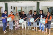BNI Perkuat Pemulihan Sosial Pascabanjir Bandang Sumbar dengan Membersihkan Masjid Darul Aman