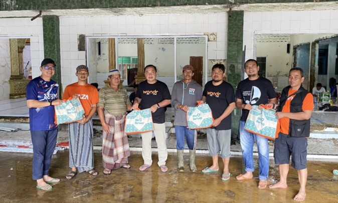 BNI Perkuat Pemulihan Sosial Pascabanjir Bandang Sumbar dengan Membersihkan Masjid Darul Aman