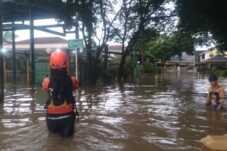 DMC Dompet Dhuafa Respon Banjir Jakarta Mulai Evakuasi hingga Bantuan Bagi Penyintas