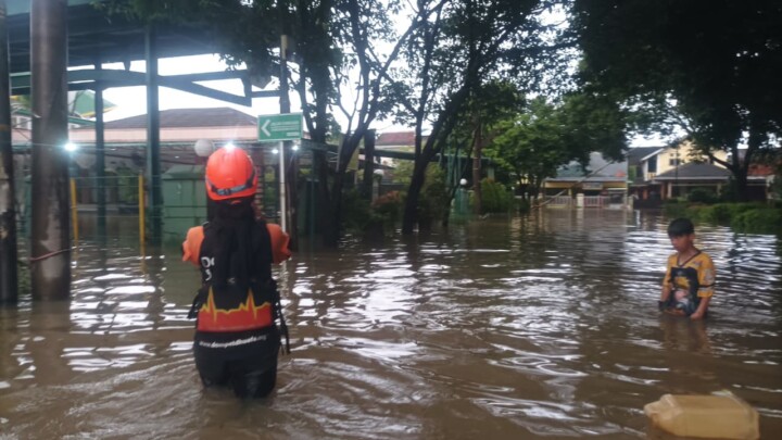 DMC Dompet Dhuafa Respon Banjir Jakarta Mulai Evakuasi hingga Bantuan Bagi Penyintas