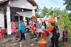 DMC Dompet Dhuafa Sisir Penyintas dan Salurkan Logistik untuk Korban Banjir Karawang