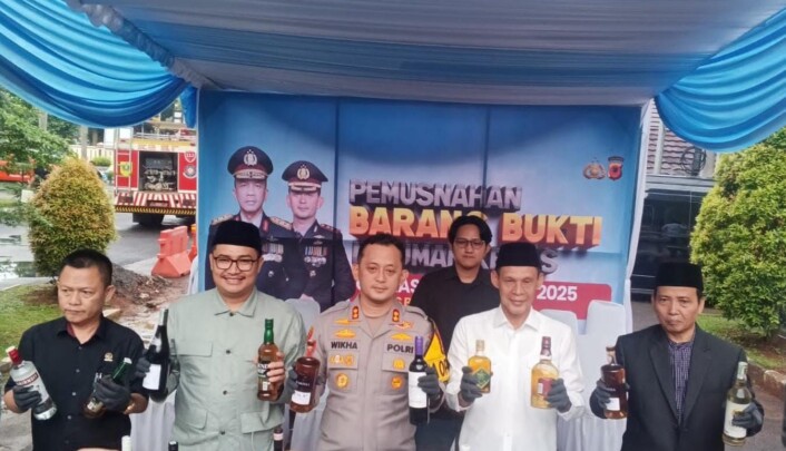 Hampir 10 Ribu Botol Miras Ilegal Dimusnahkan Polres Bogor di Akhir 2025