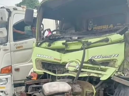 Tabrakan Beruntun di Pantura Kluwut Brebes, Satu Truk Rusak Parah