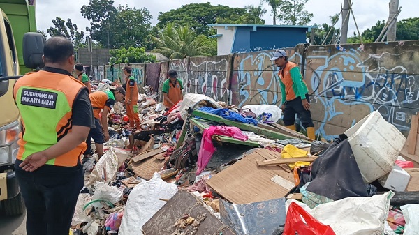 Pascabanjir Jakarta Barat, Pemkot Fokus Bersihkan Sampah dan Pantau Kesehatan Warga