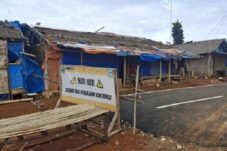 Kontras Perbatasan Viral di Medsos! Jalan Bogor Mulus Beraspal, Sisi Lebak Masih Tanah Merah
