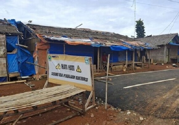 Kontras Perbatasan Viral di Medsos! Jalan Bogor Mulus Beraspal, Sisi Lebak Masih Tanah Merah
