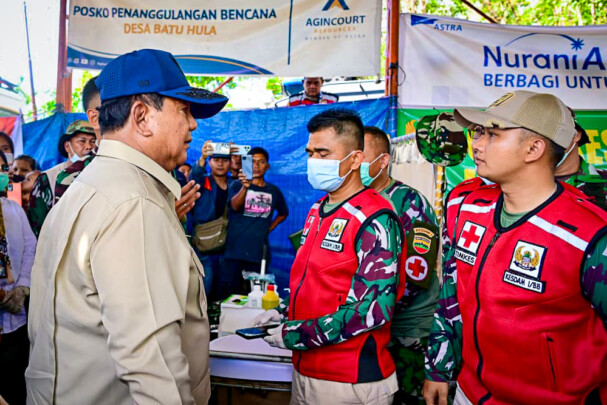 Rayakan Tahun Baru di Tengah Pengungsi, Prabowo Janjikan Bantuan Tuntas untuk Tapsel