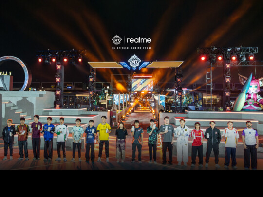 realme Cetak Sejarah di M7 World Championship, Serahkan realme 15 Pro 5G ke Seluruh Tim Secara Serentak