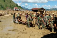 TNI dan Warga Bergotong Royong Pulihkan Polindes di Aceh Tengah
