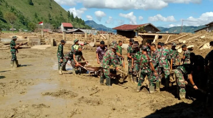 TNI dan Warga Bergotong Royong Pulihkan Polindes di Aceh Tengah