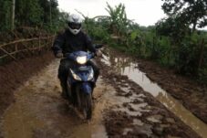 Jalan Rusak, Warga Desa Ciseureuh Brebes Terpaksa Melintasi Jalan Berlumpur