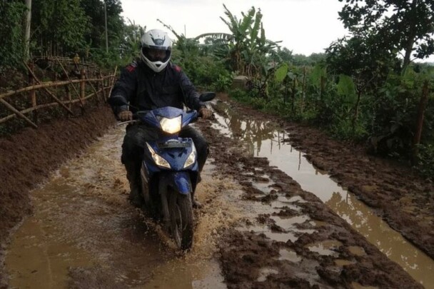 Jalan Rusak, Warga Desa Ciseureuh Brebes Terpaksa Melintasi Jalan Berlumpur