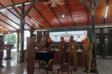 Serahkan Dokumen DPA – SKPD, Bupati Paramitha Minta OPD Optimalkan Penyerapan Anggaran