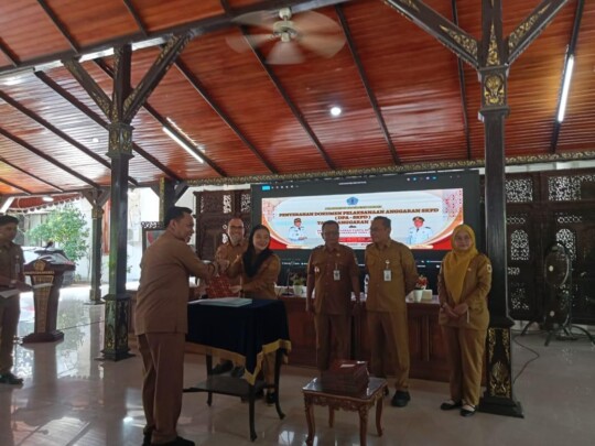 Serahkan Dokumen DPA – SKPD, Bupati Paramitha Minta OPD Optimalkan Penyerapan Anggaran
