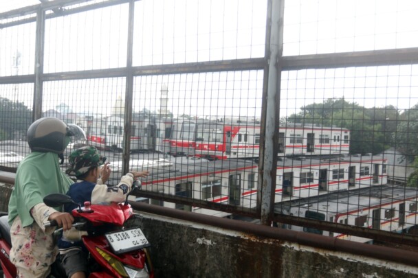 Sejumlah warga melihat tumpukan kereta yang tidak terpakai di Depo Depok, Kampung Rawageni, Cipayung, Kota Depok, Jawa Barat, Sabtu (17/1/2026). PT Kereta Api Indonesia (KAI) mencatat terdapat 242 unit atau gerbong kereta ini tidak lagi masuk kualifikasi untuk dapat dioperasikan karena telah mengalami kerusakan berat. Nantinya, setelah melalui proses penghapusbukuan bangkai gerbong akan dikirim ke tempat konservasi di Stasiun Pasirbungur, Subang, Jawa Barat. (Beritakota.id)