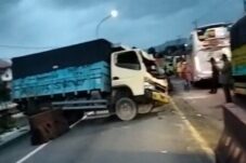 Gagal Menanjak Usai Ban Pecah, Dua Truk Kecelakaan di Flyover Kretek Paguyangan