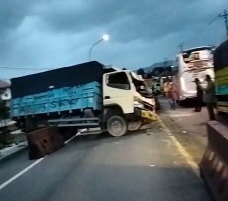 Gagal Menanjak Usai Ban Pecah, Dua Truk Kecelakaan di Flyover Kretek Paguyangan
